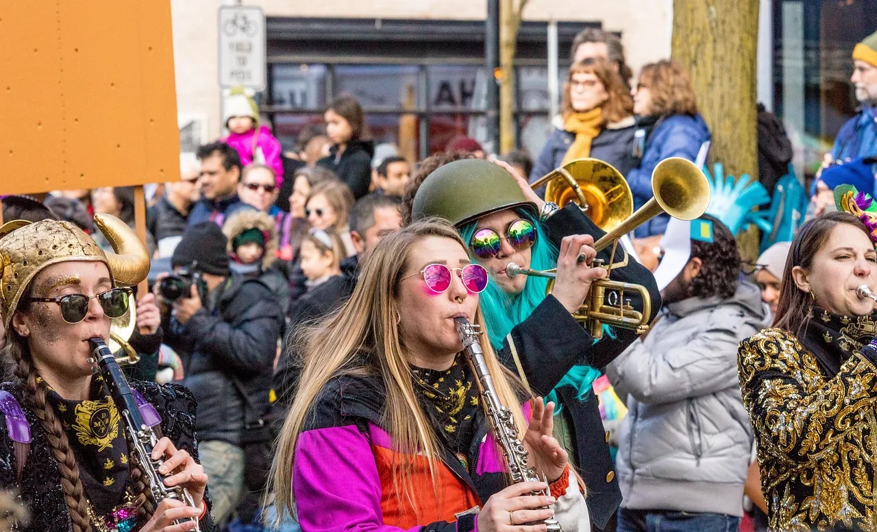 Clarinettistes jouant dans une fanfare de rue Clarinettistes jouant dans une fanfare de rue