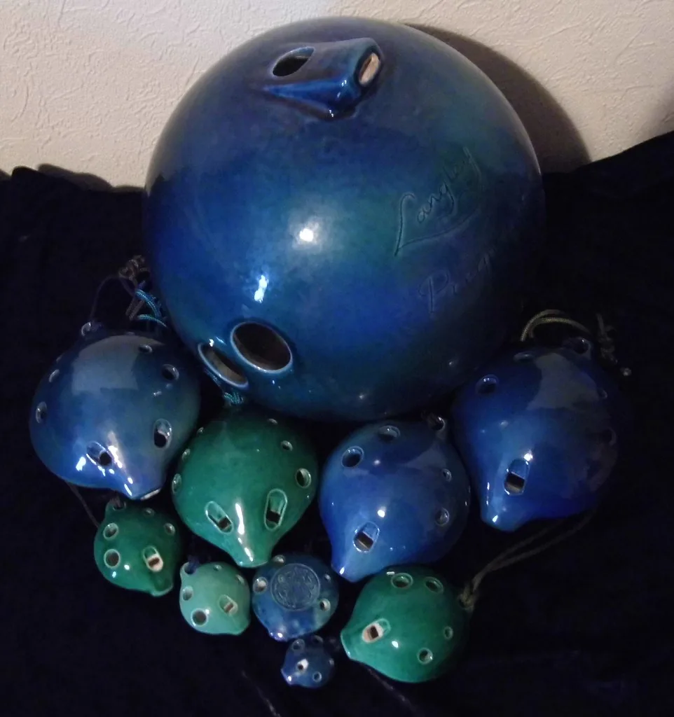 Collection d’ocarinas en céramique bleue et verte Collection d’ocarinas en céramique bleue et verte