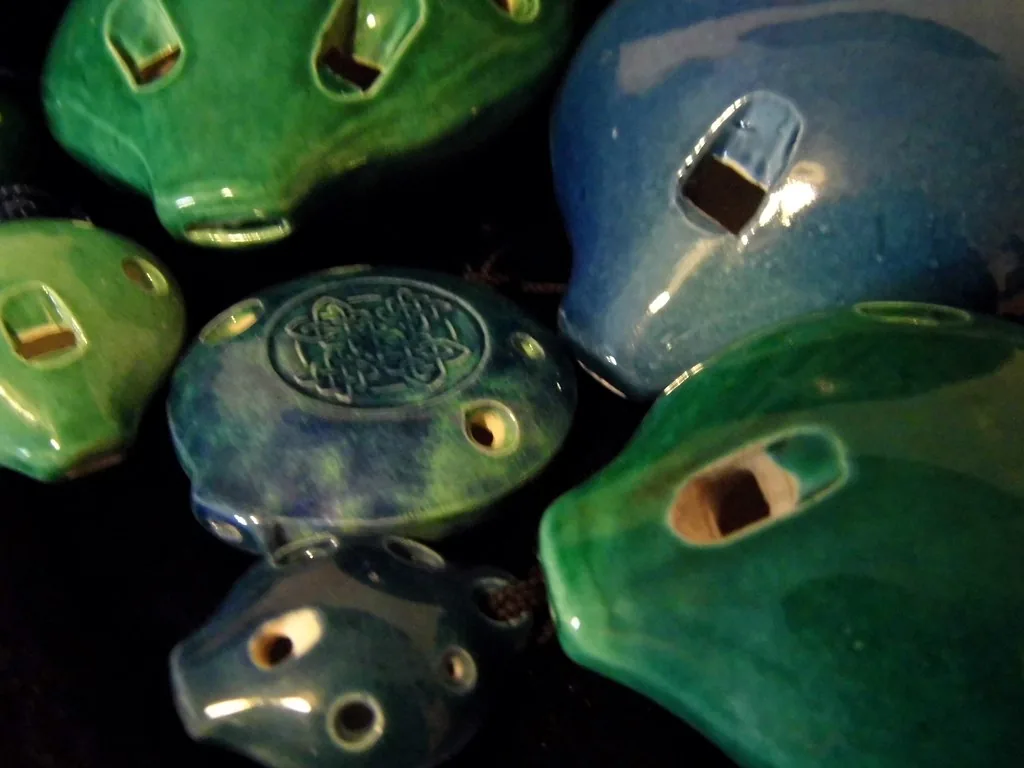 Ocarinas en céramique aux émaux verts et bleus Ocarinas en céramique aux émaux verts et bleus