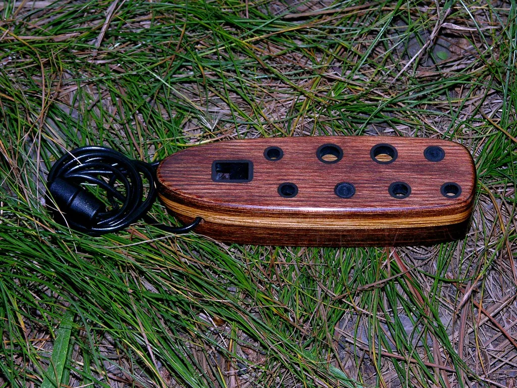 Ocarina en bois posé dans les herbes Ocarina en bois posé dans les herbes