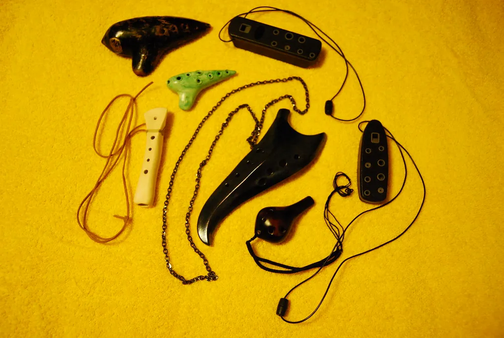Collection d’ocarinas de formes variées sur fond jaune Collection d’ocarinas de formes variées sur fond jaune