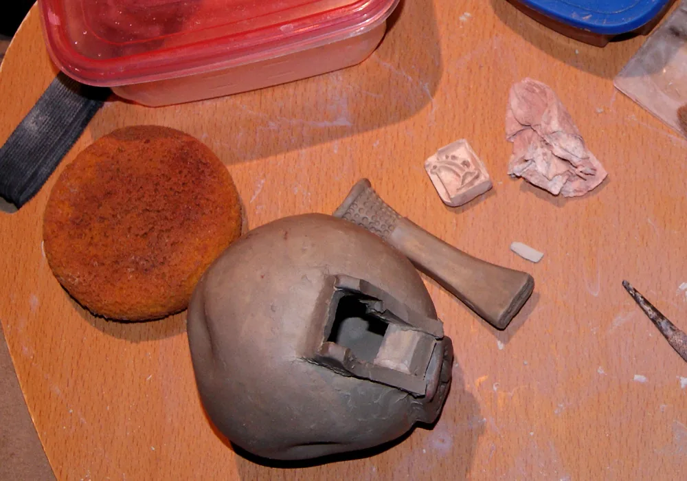 Ocarina en argile en cours de fabrication Ocarina en argile en cours de fabrication